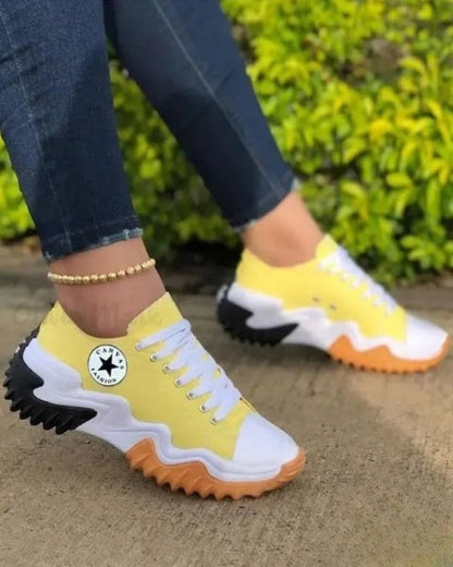 Ruth - sznurowane sneakersy Muffin z oczkami i kontrastowymi wstawkami