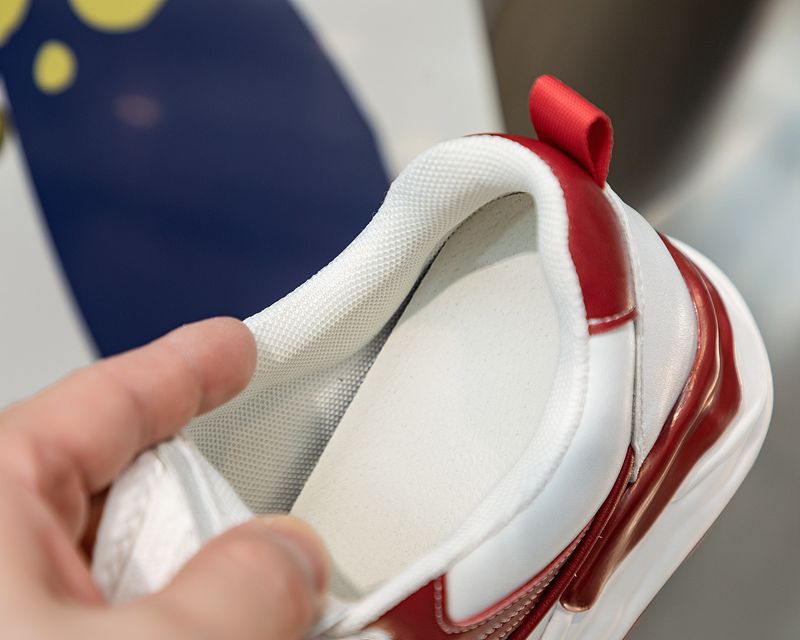 Wspierające ortopedyczne trampki na lato
