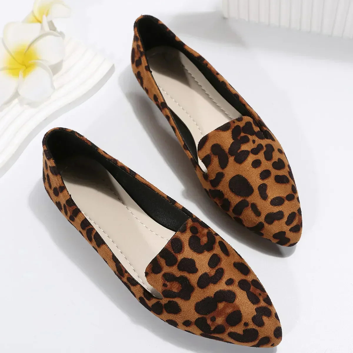 Buty z odkrytymi palcami w panterkę