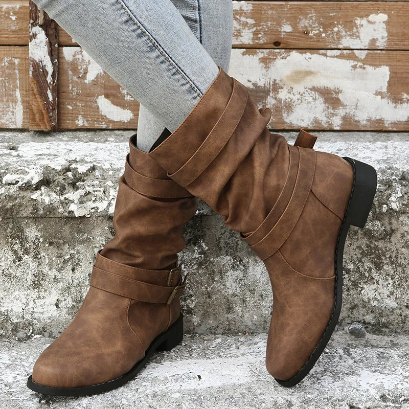 Zachodnie buty kowbojskie z ozdobną klamrą