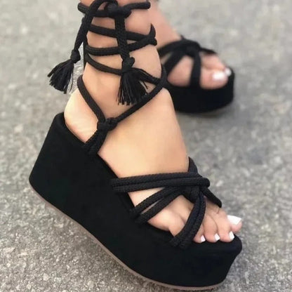 Buty na płaskiej platformie z paskiem na kostce