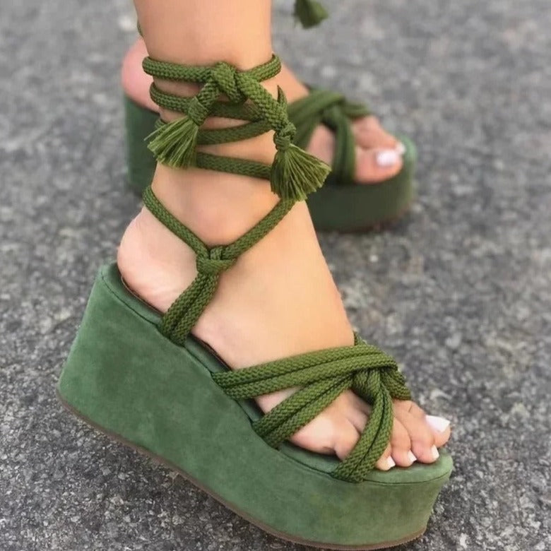 Buty na płaskiej platformie z paskiem na kostce