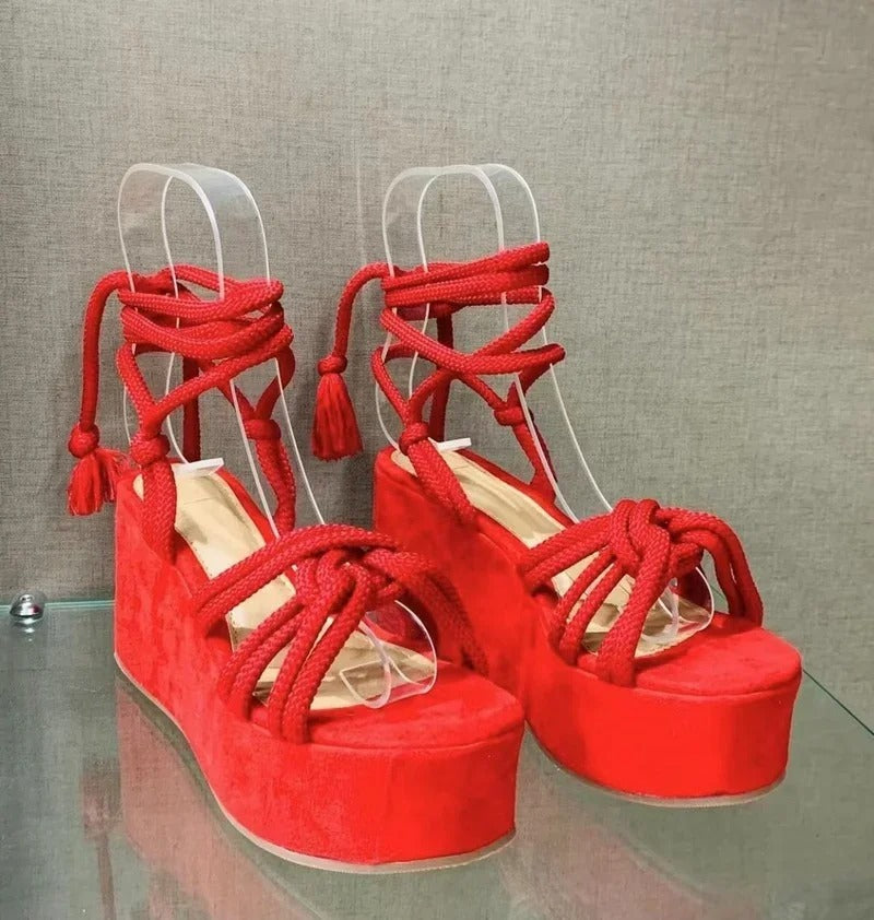 Buty na płaskiej platformie z paskiem na kostce