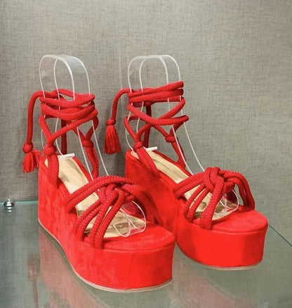 Buty na płaskiej platformie z paskiem na kostce